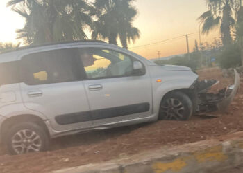 Incidente a Vittoria: Fiat Panda su una rotatoria
