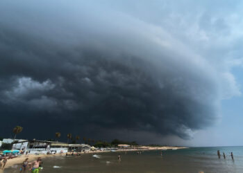 Maltempo: fuggi fuggi dalla spiaggia di Marina di Ragusa