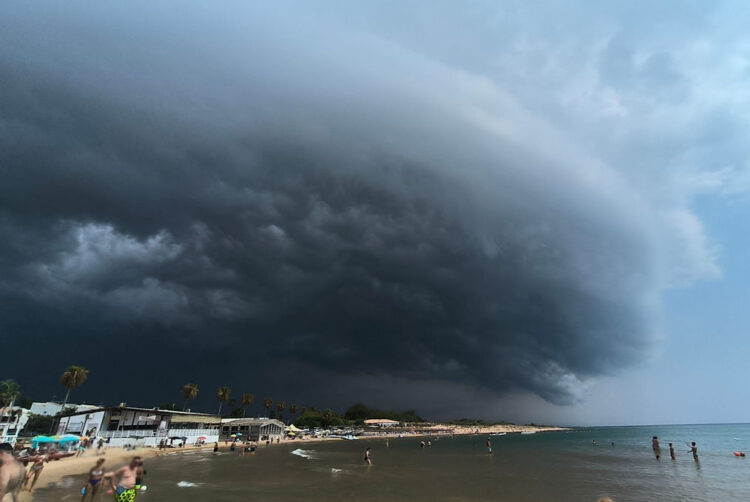Maltempo: fuggi fuggi dalla spiaggia di Marina di Ragusa