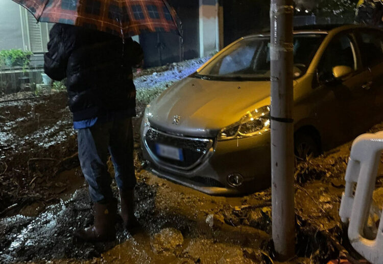 Maltempo in Sicilia, disastrosa alluvione nel Messinese: case allagate e frane