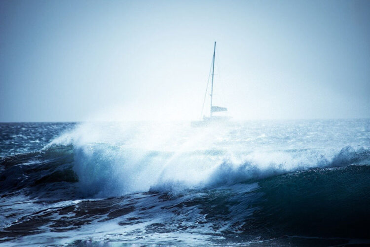 Tromba d’aria a Brucoli: barca a vela finisce sugli scogli