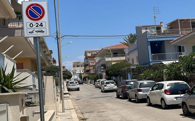 Marina di Ragusa, lo strano caso del divieto di sosta in via Firenze