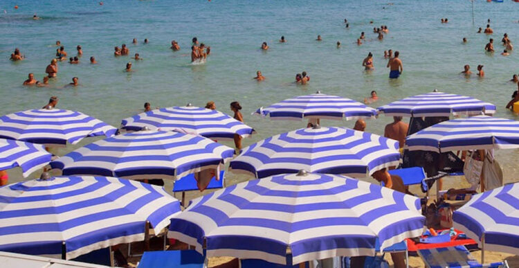 Atti osceni in spiaggia a Marina di Ragusa: denunciato 44enne