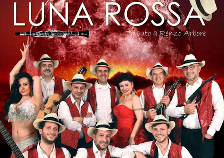 L'orchestra Luna Rossa, la band tributo a Renzo Arbore, a Cava D'Aliga