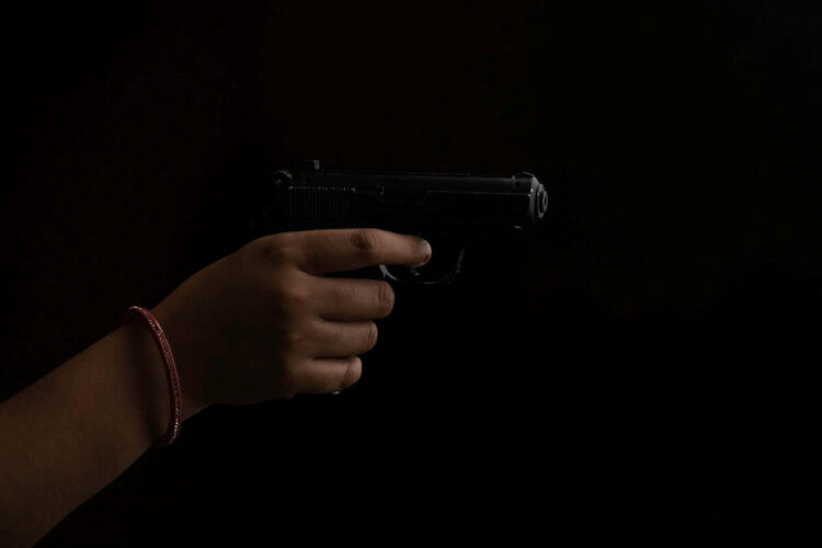 Ispica, punta una pistola giocattolo contro la compagna: denunciato dai carabinieri