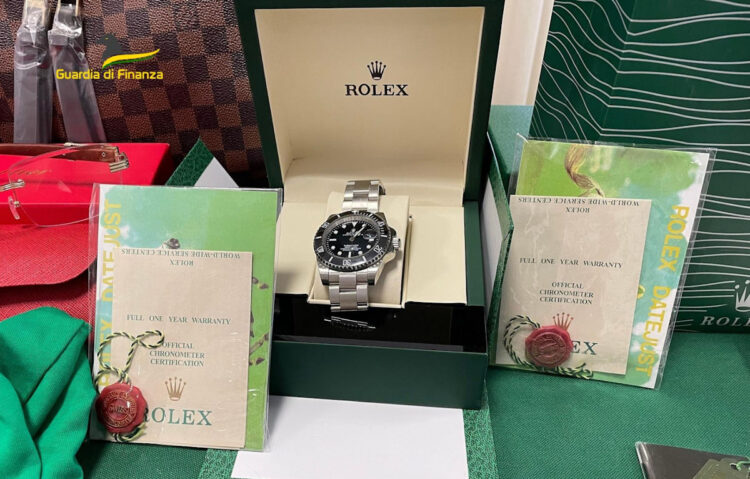 Falso di lusso in vetrine social: 4 denunce