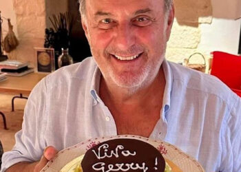 Gerry Scotti festeggia il compleanno a Scicli: buon compleanno