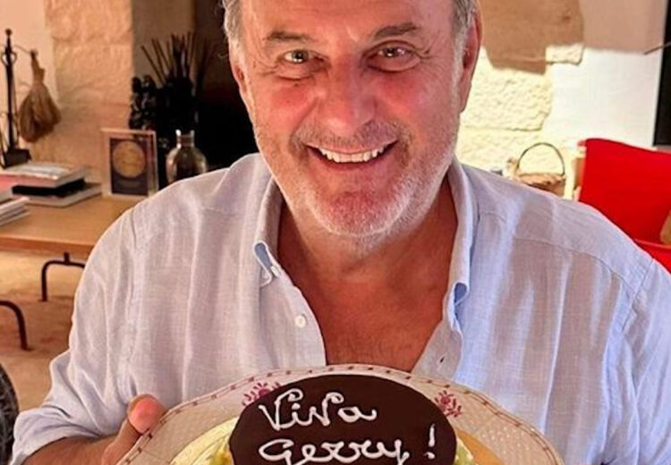 Gerry Scotti festeggia il compleanno a Scicli: buon compleanno