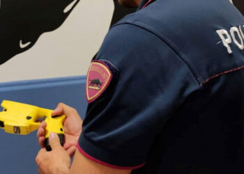 Caltanissetta, tenta di aggredire gli agenti: bloccato con il taser