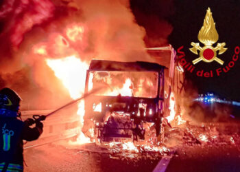 camion in fiamme