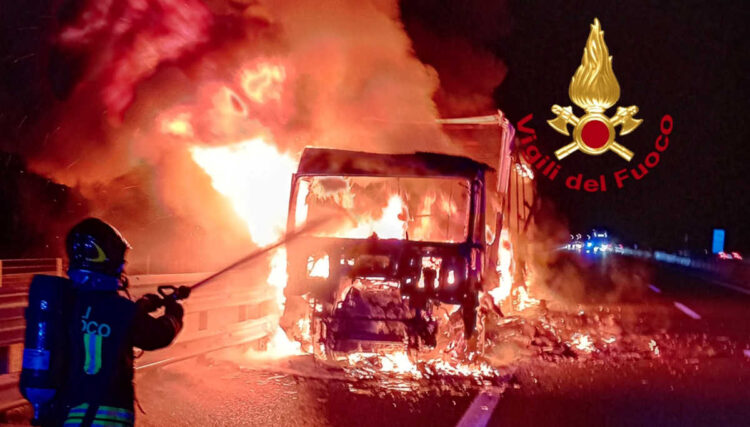 camion in fiamme