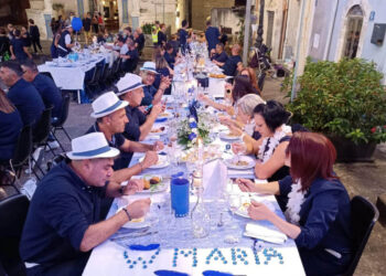 La cena in blu e bianco a Monterosso Almo