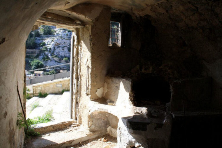 Le Vie dei tesori a Scicli, apre Palazzo Mormino Penna e si visitano le Grotte di Chiafura