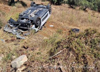 Incidente Modica, auto vola in un terreno e si cappotta: due ferite