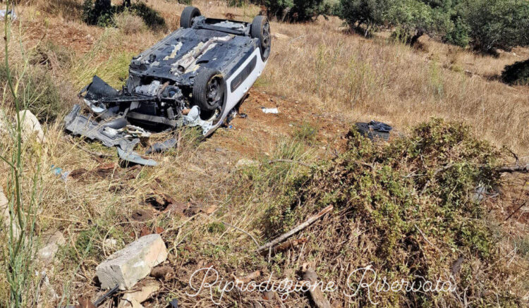 Incidente Modica, auto vola in un terreno e si cappotta: due ferite
