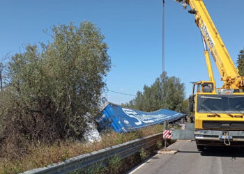Si ribalta un autoarticolato a Chiaramonte Gulfi: un ferito
