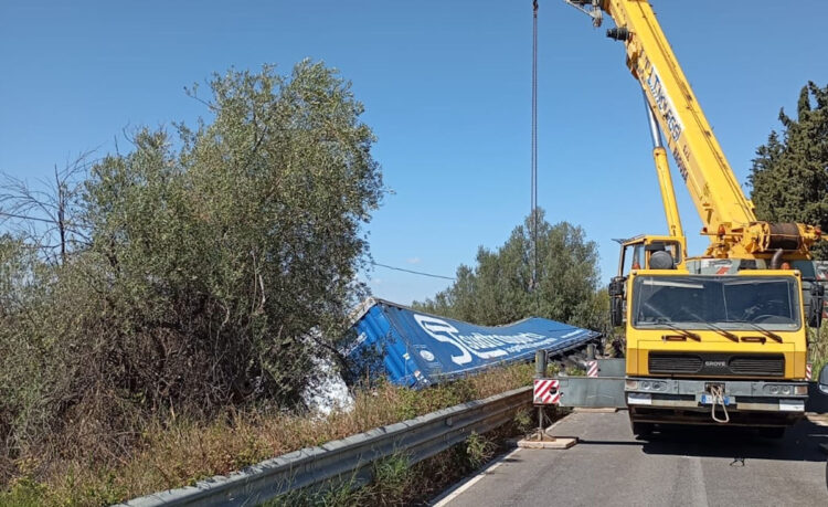 Si ribalta un autoarticolato a Chiaramonte Gulfi: un ferito