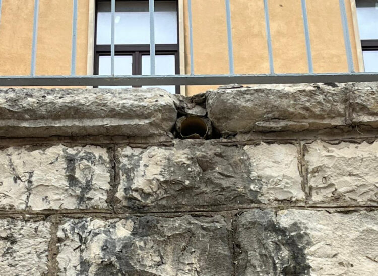 Comiso, cadono calcinacci dalla scuola: bambina ferita