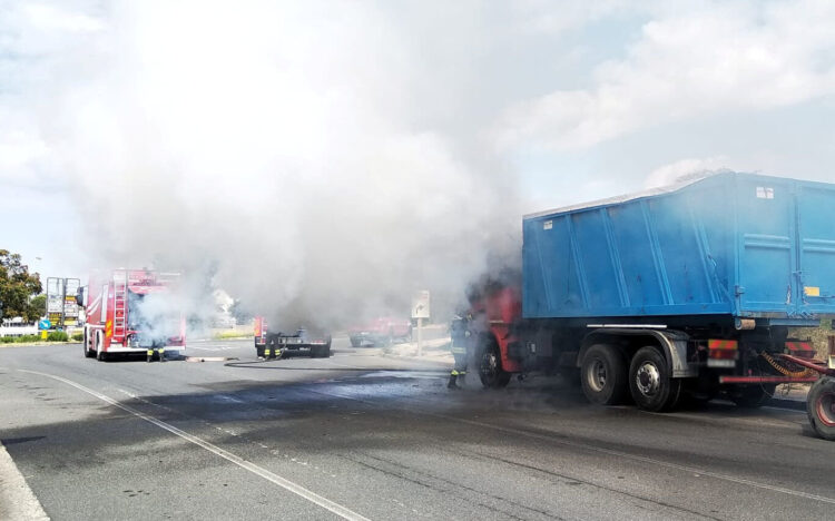 Camion a fuoco a Ragusa