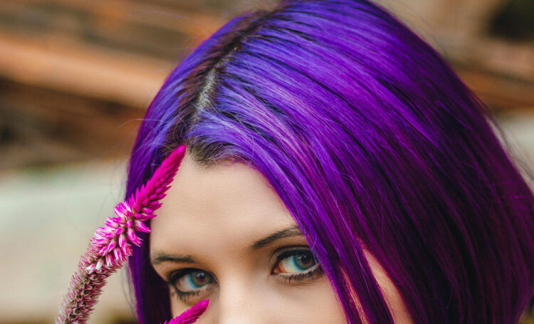 Colori e tagli capelli Autunno 2024: dal biondo ghiaccio al viola ametista