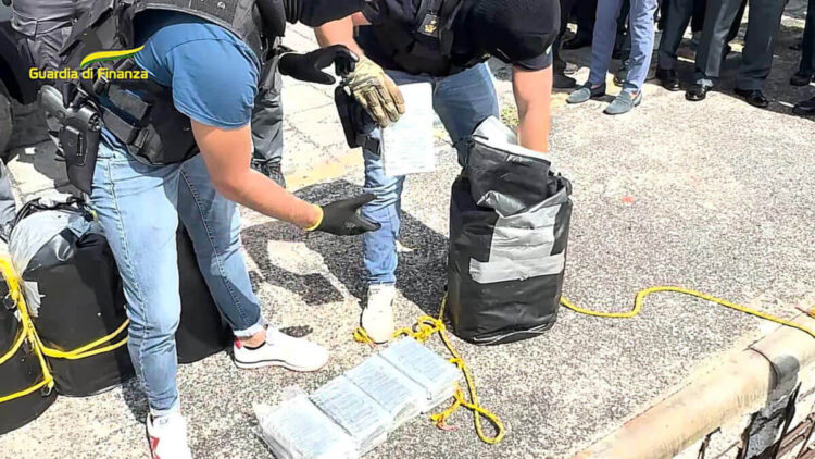 Sequestro record di cocaina nel mare tra Catania e Ragusa