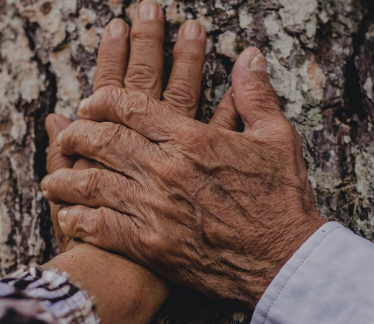 Marito e moglie muoiono nello stesso giorno: insieme anche nella morte