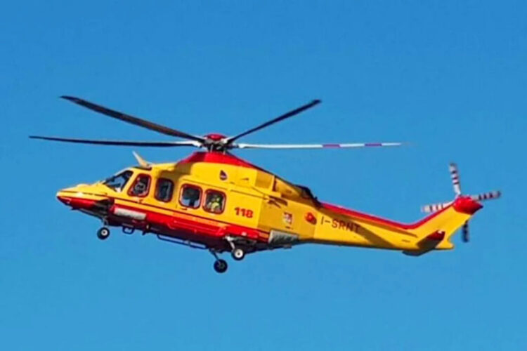 Litiga col fidanzato, apre lo sportello e si lancia dall'auto in corsa: 19enne elisoccorsa