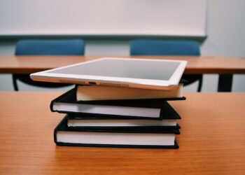 Vittoria, rimase ustionata in rogo appiccato da fratello: oggi si è diplomata