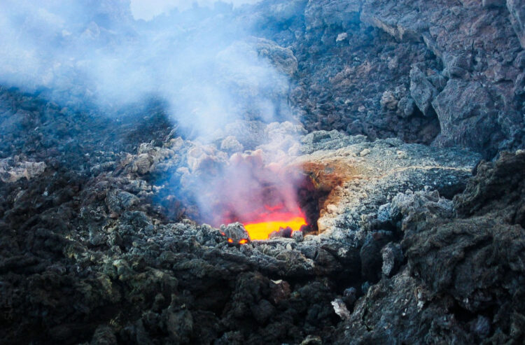 Etna, continua attività effusiva dal cratere Bocca Nuova