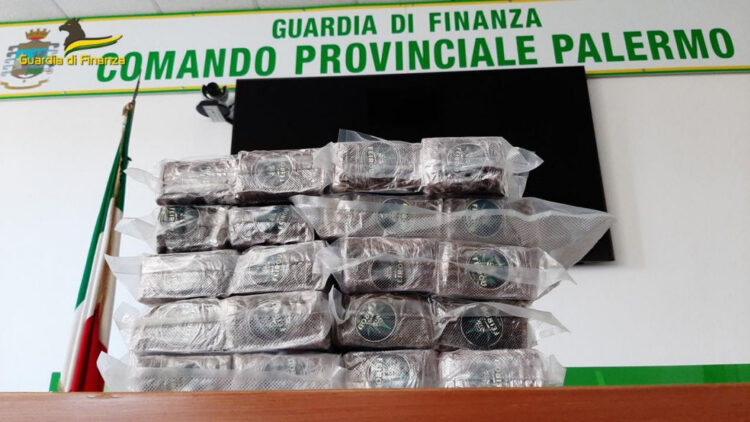 Palermo, sequestrati 38 kg di hashish: arrestati 2 corrieri