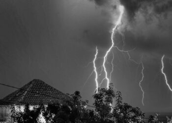 Cosa fare in casa durante un temporale: i fulmini possono entrare da una finestra chiusa?