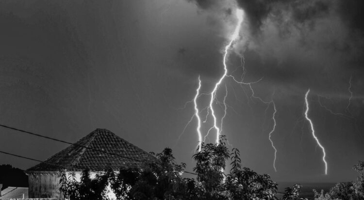 Cosa fare in casa durante un temporale: i fulmini possono entrare da una finestra chiusa?