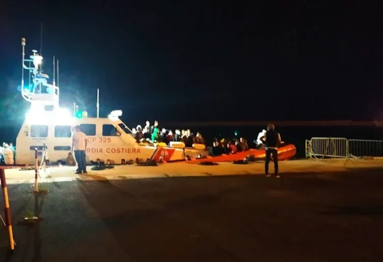 Sbarco di 78 migranti a Pozzallo: polizia identifica uno scafista di nazionalità tunisina