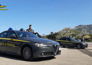 Palermo, arrestato alla Vucciria con hashish, ecstasy e armi da taglio
