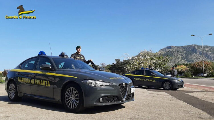 Palermo, arrestato alla Vucciria con hashish, ecstasy e armi da taglio