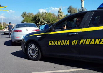 Con auto rubata forza posto di blocco e spara a Gdf: arrestato