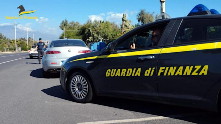 Con auto rubata forza posto di blocco e spara a Gdf: arrestato