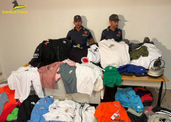 Gdf Ragusa: sequestrati 480 capi di abbigliamento contraffatti