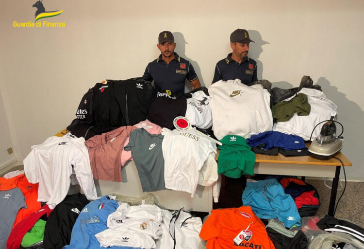 Gdf Ragusa: sequestrati 480 capi di abbigliamento contraffatti