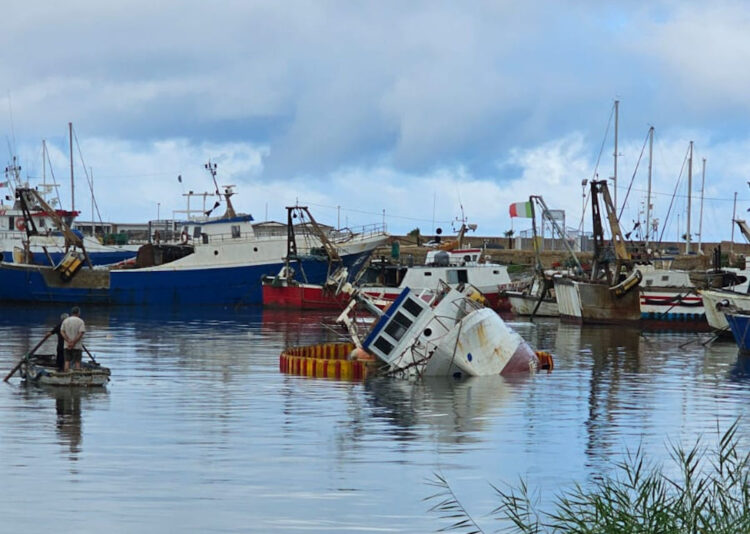 Maltempo, imbarcazione affonda nel porto di Scoglitti