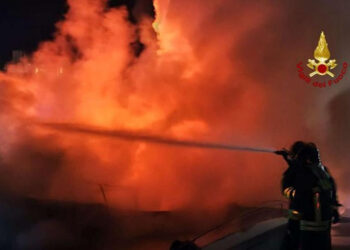 Incendio da paura a Catania: allarme e strade chiuse