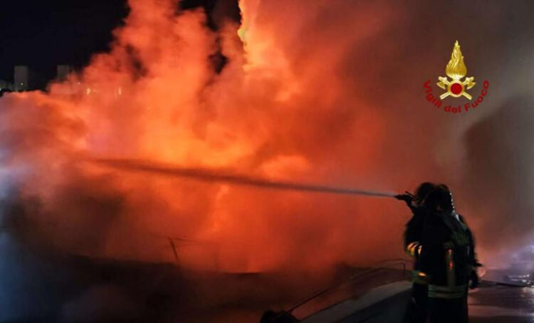 Incendio da paura a Catania: allarme e strade chiuse