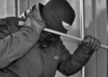 Ladro in azione a Comiso, preso mentre tenta di rubare in un appartamento