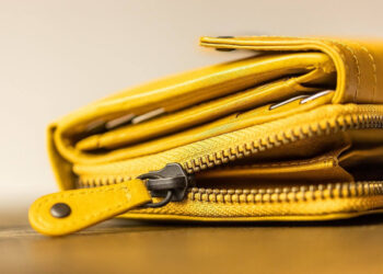 Ruba il portafoglio in un studio legale a Modica: arrestato