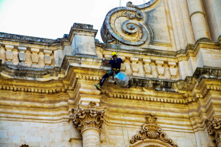 Modica, gli uomini volanti ripuliscono il Duomo di San Giorgio