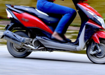 A forte velocità sul lungomare di Marina di Ragusa su un motorino rubato