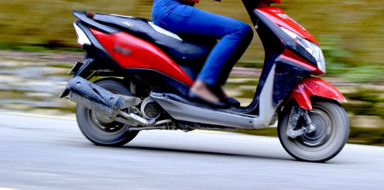 A forte velocità sul lungomare di Marina di Ragusa su un motorino rubato