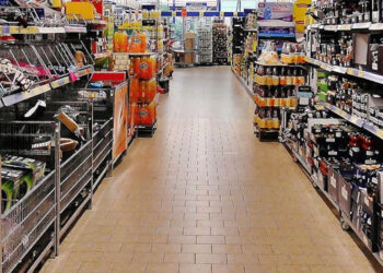 Lite in un supermercato a Comiso: denunciata una coppia