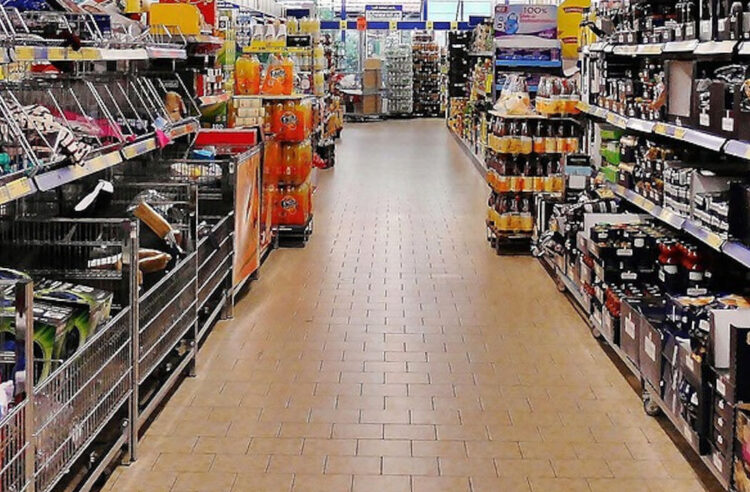 Lite in un supermercato a Comiso: denunciata una coppia