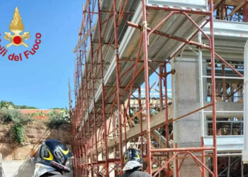 Crolla un solaio nell'Ennese: feriti 4 operai